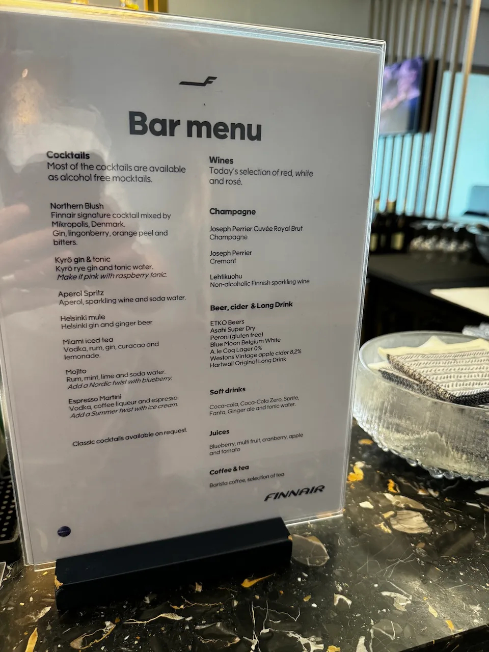 Bar Menü mit Getränkeoptionen und Cocktails