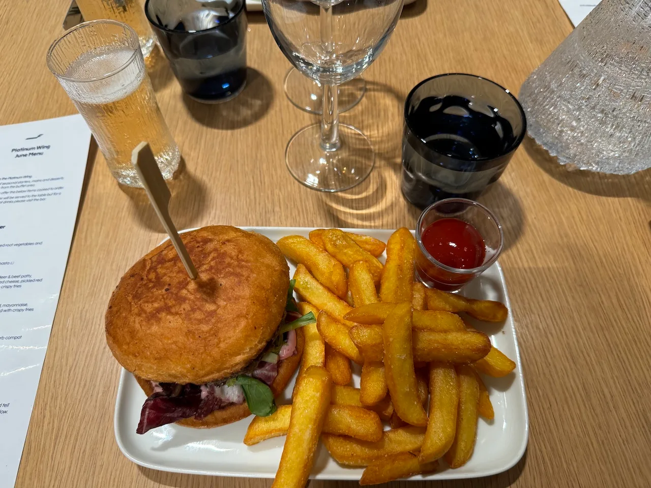 Hamburger mit Pommes Frites und Ketchup auf einem Teller