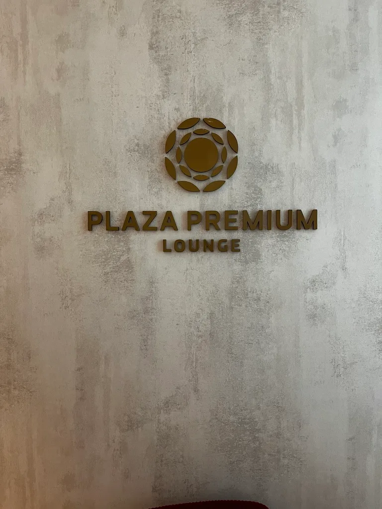 Plaza Premium Lounge Schild an der Wand
