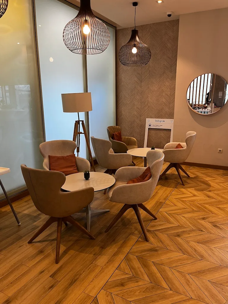 Lounge mit Sesseln und Tischen im modernen Design