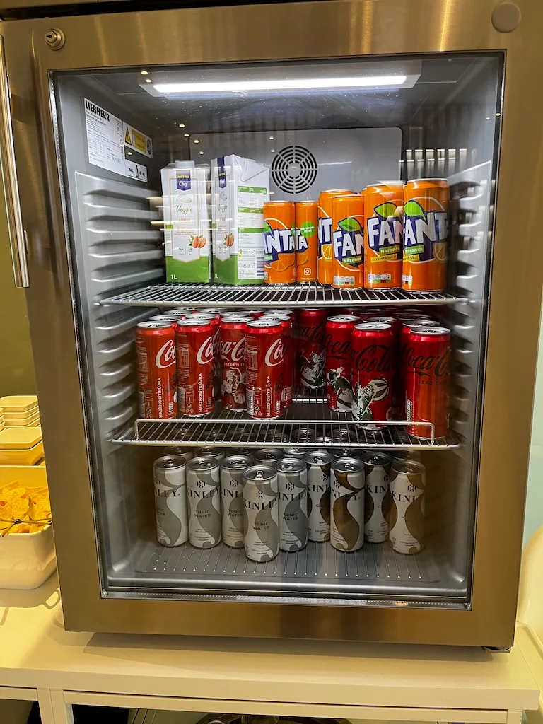Mini-Kühlschrank mit Getränken wie Coca-Cola, Fanta und Craft-Bier