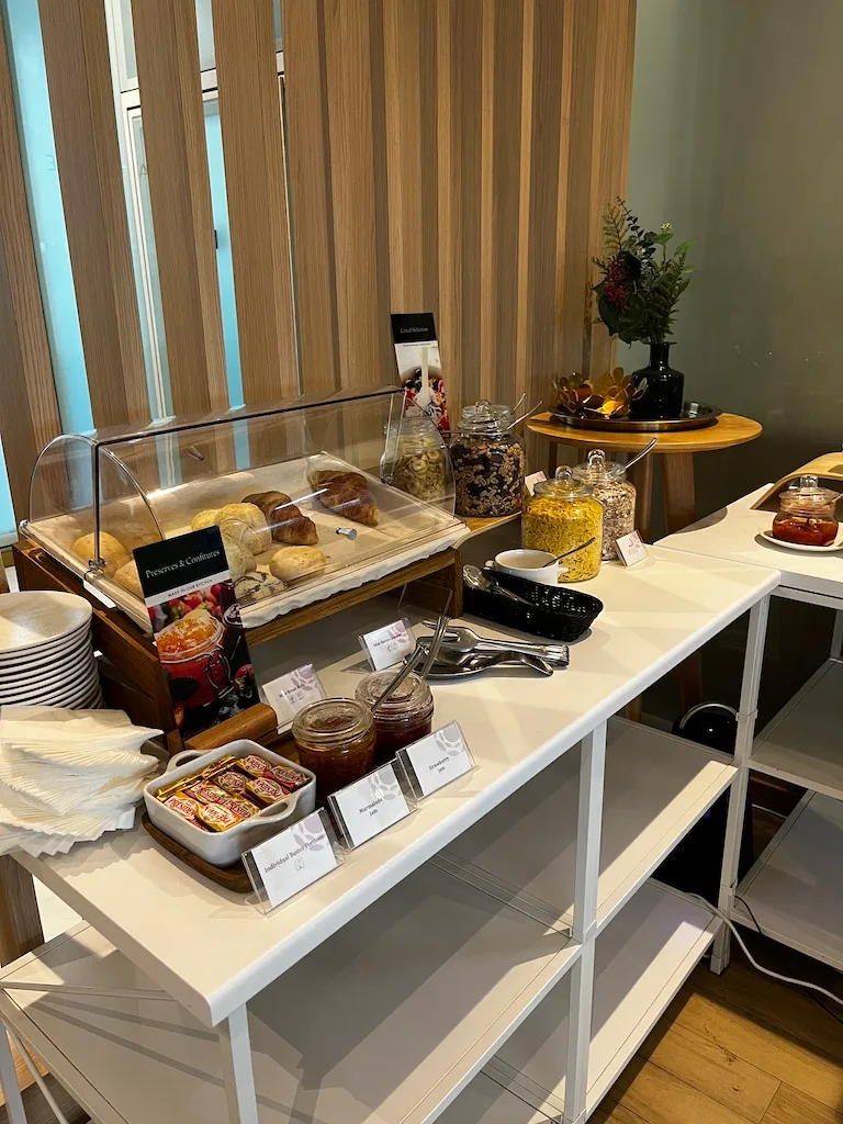 Frühstückstablett mit Keksen, Marmeladen und Kaffeezubereitung