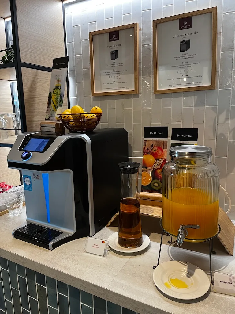Getränkeautomat mit Orangensaft und Zitronen im Loungebereich