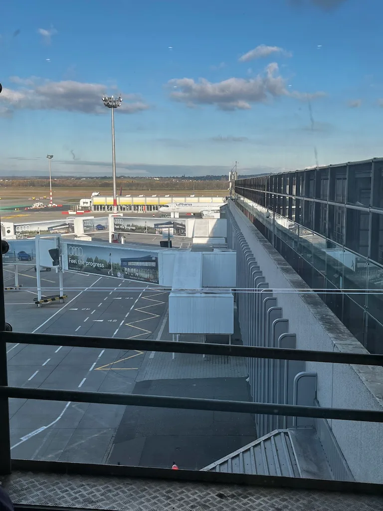 Flughafen-Parkplatz mit Markierungen und Lufthansa-Banner