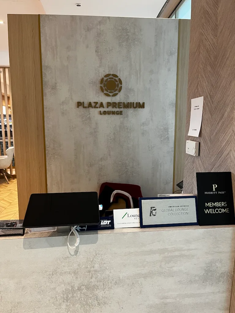 Eingangsbereich des Plaza Premium Lounges mit Schildern und Rezeption