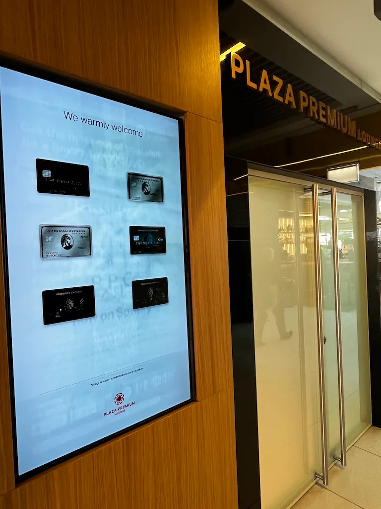 Willkommenstafel mit Kreditkartenbildern im Plaza Premium Lounge.