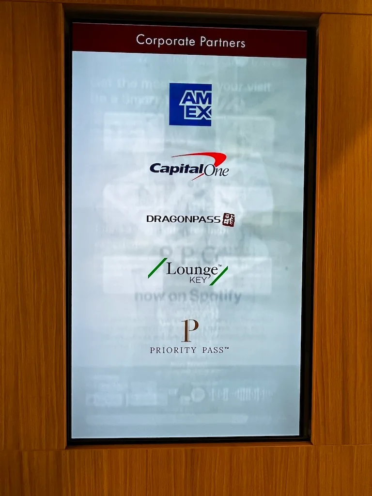 Corporate-Partner-Liste mit Logos von American Express, Capital One, DragonPass und Priority Pass
