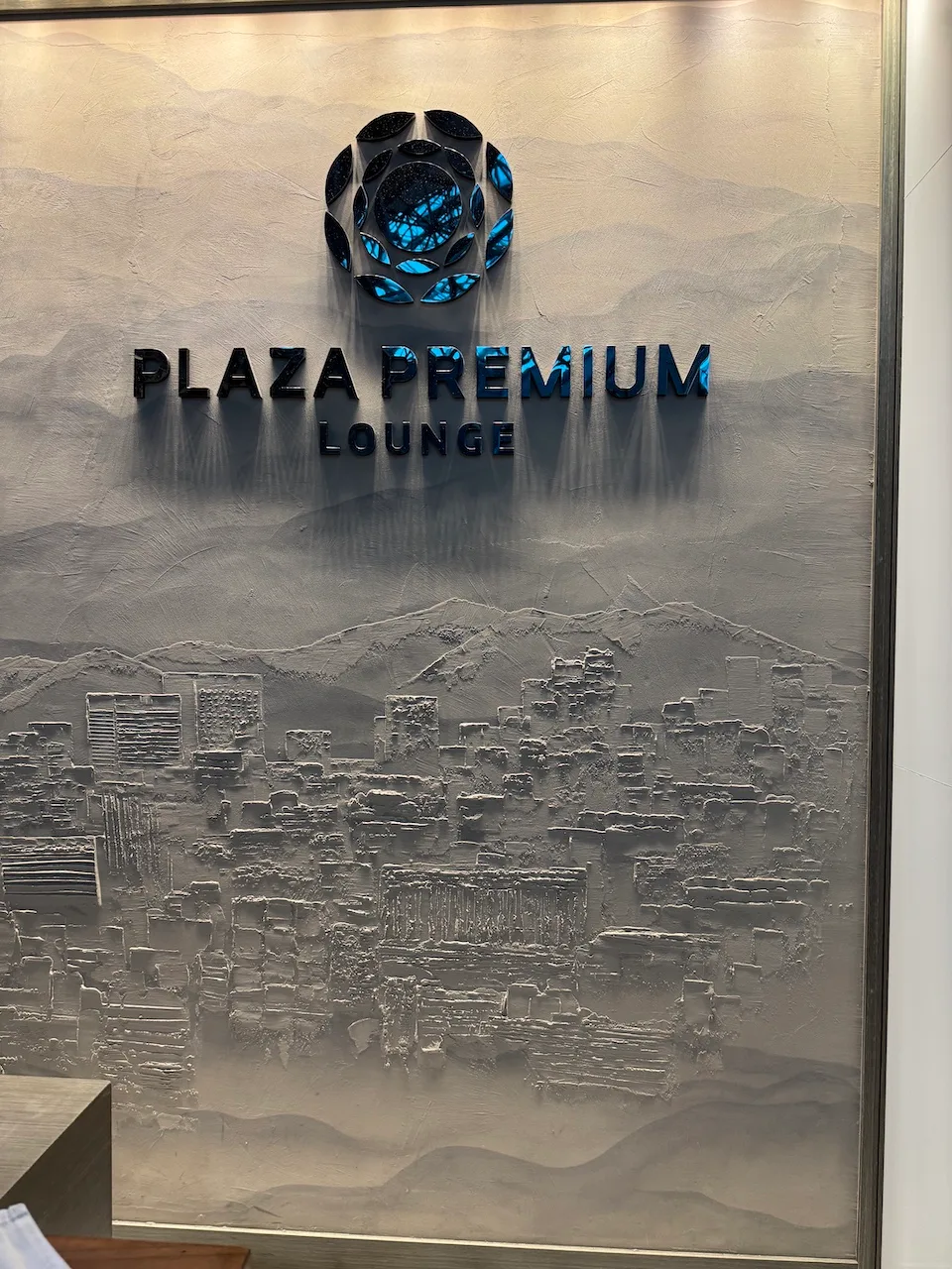 Eingang der Plaza Premium Lounge in Taipeh