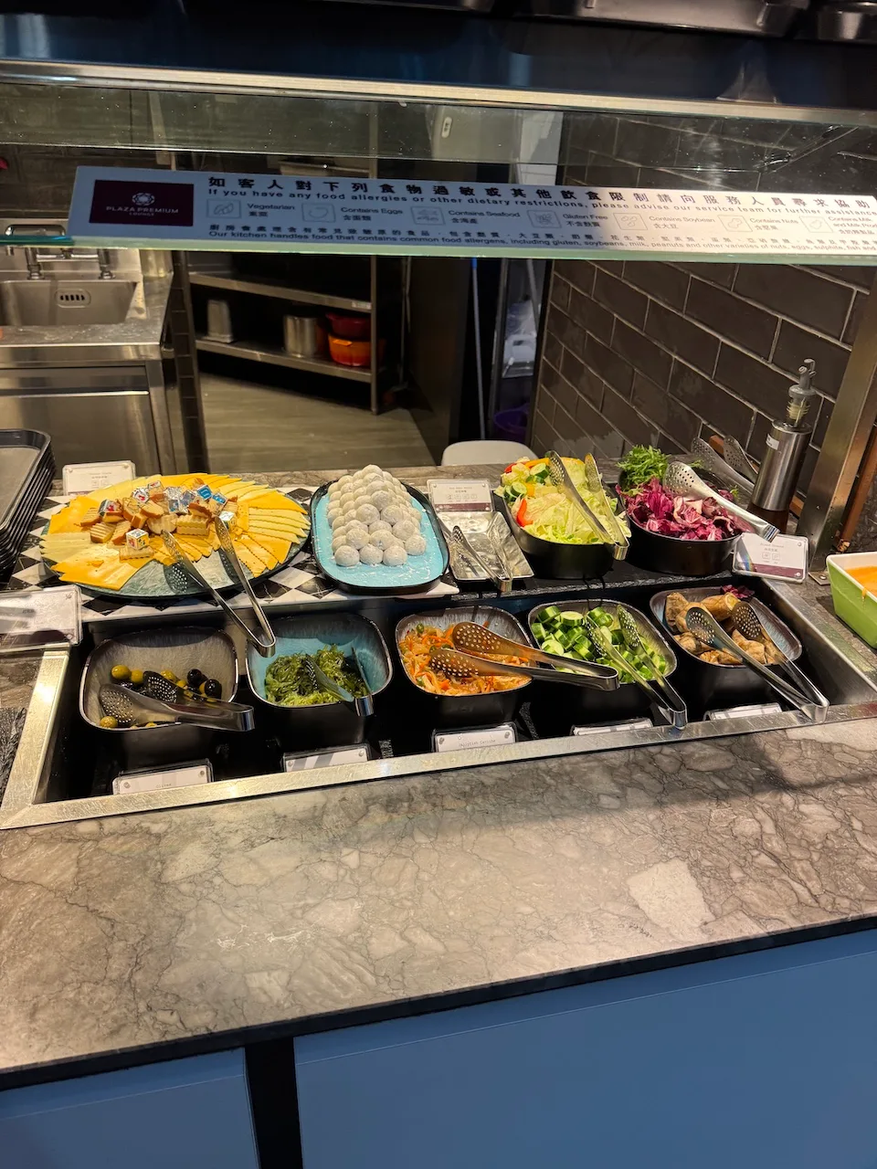 Buffetbereich mit Sandwiches und Salaten