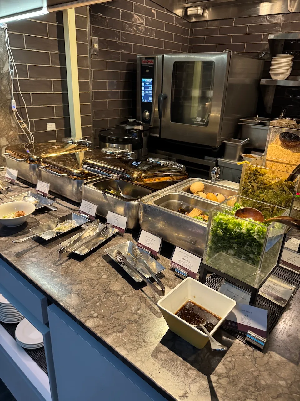 Buffet mit Salat, Eiern und anderen Speisen in einer Lounge