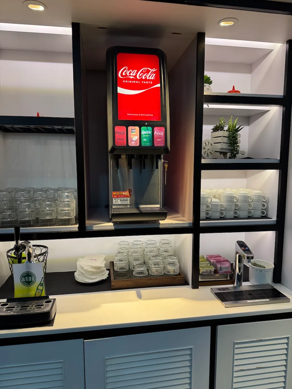 Getränkeautomat mit Coca-Cola und anderen Getränken in einem Flughafensalon