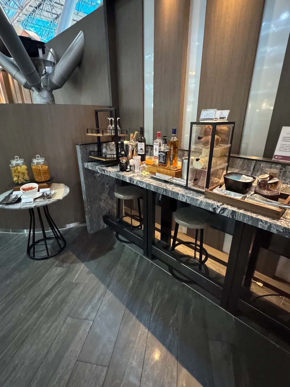 Bar im Plaza Premium Lounge mit Getränken und Snacks
