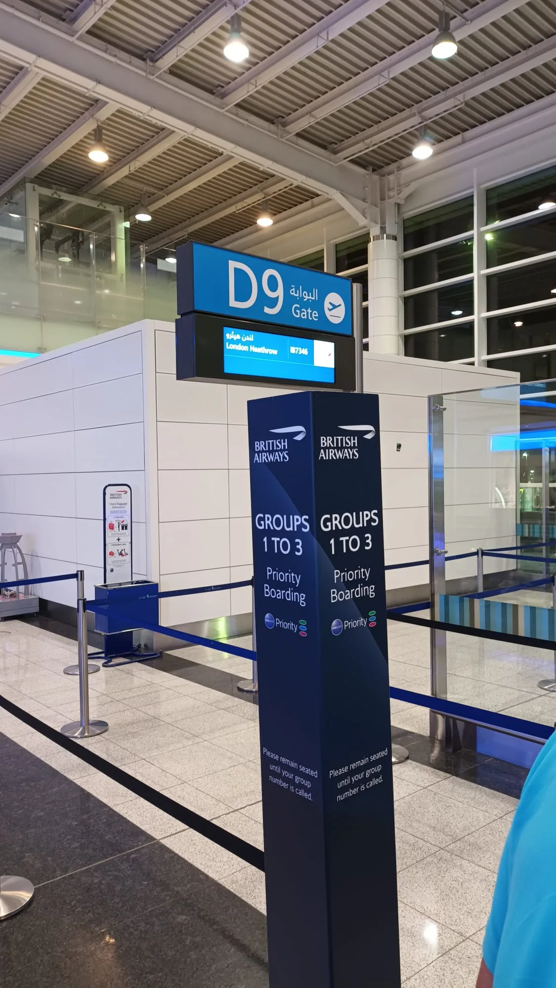 British Airways-Schild für Gates D9 und D10 mit Gruppenpriorität