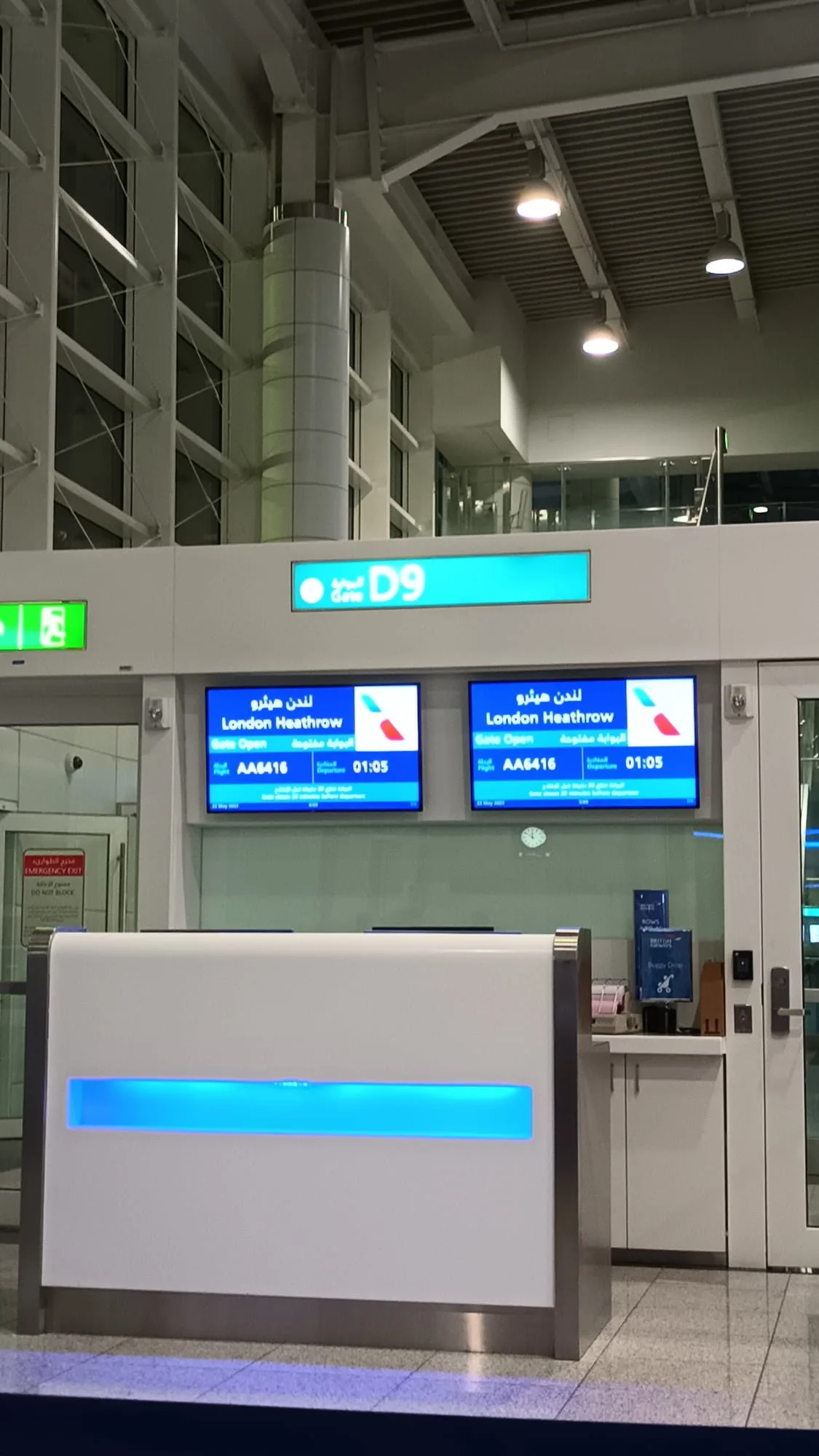 Flughafen-Schalter mit Anzeige für Flug London Heathrow