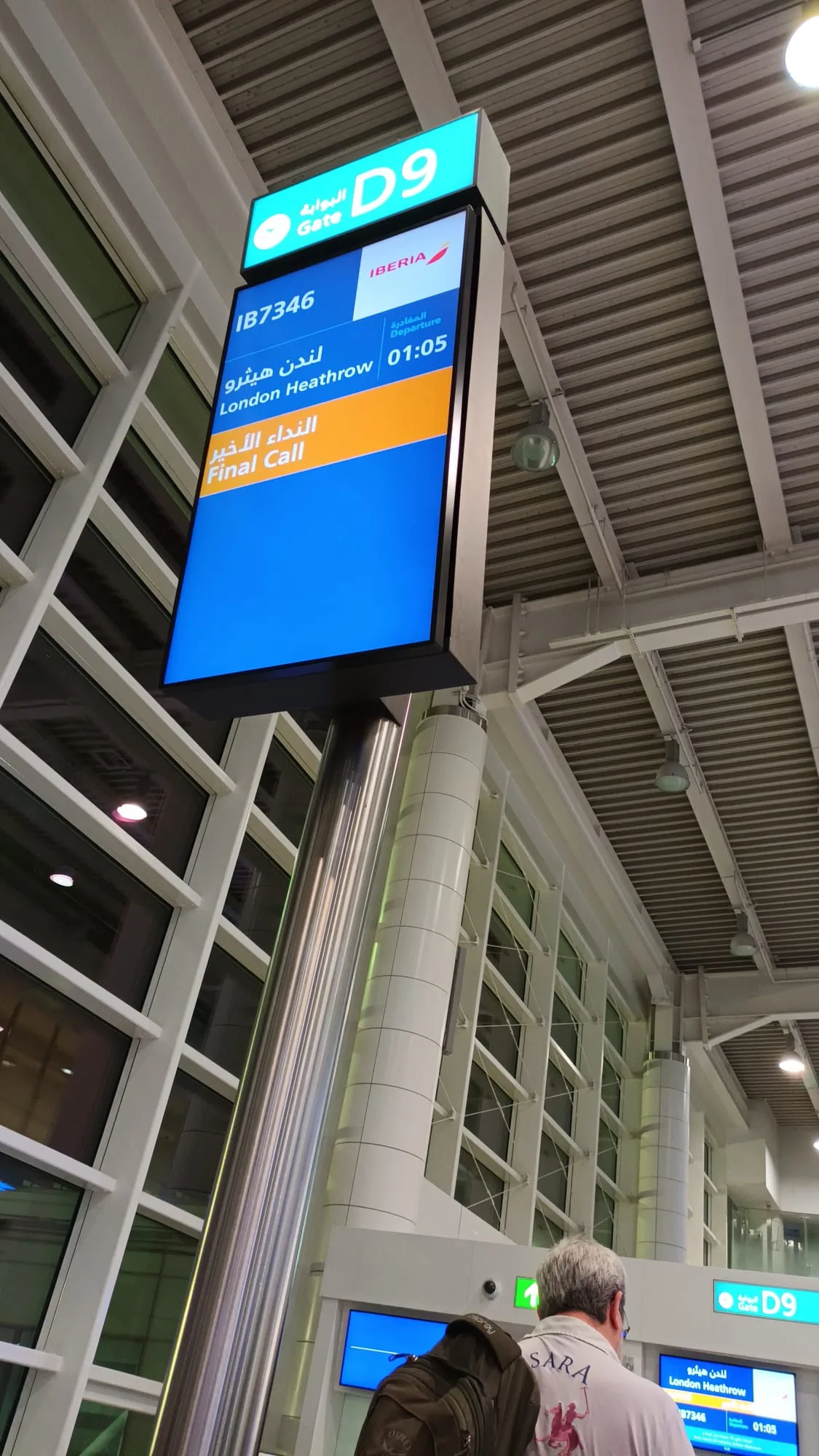 Flughafen-Schild für Gate D9 mit Flug IB7346 nach London Heathrow