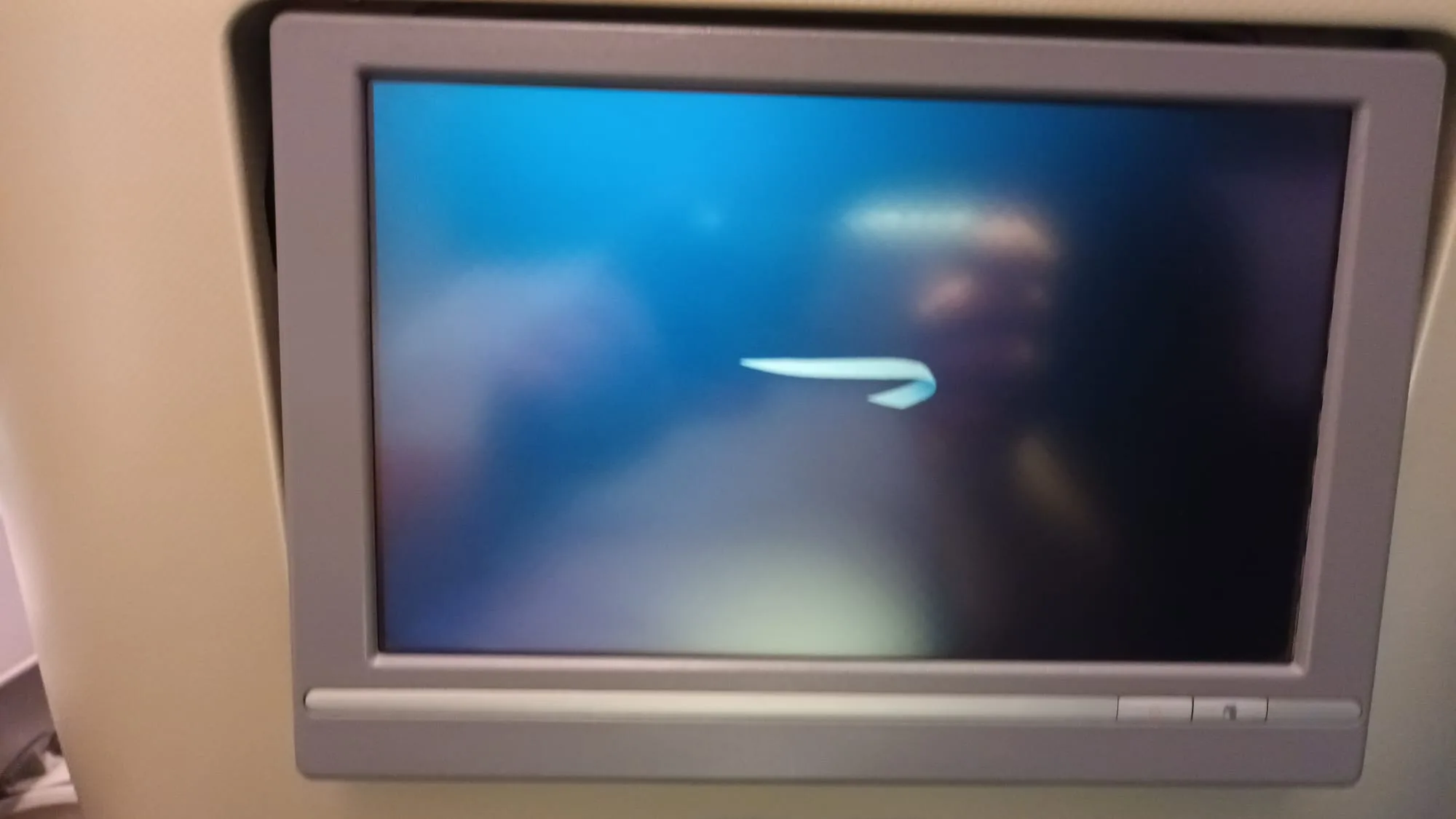 Flugzeugbildschirm mit Nike-Symbol auf dunklem Hintergrund
