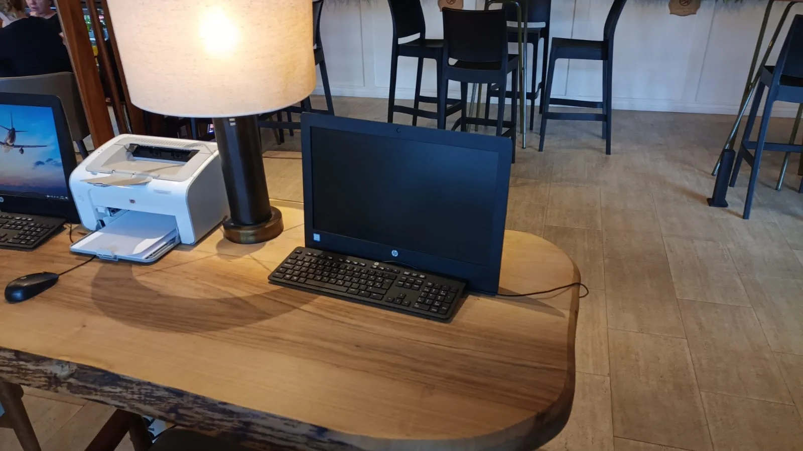 Holztisch mit Computer und Drucker im Loungesetting
