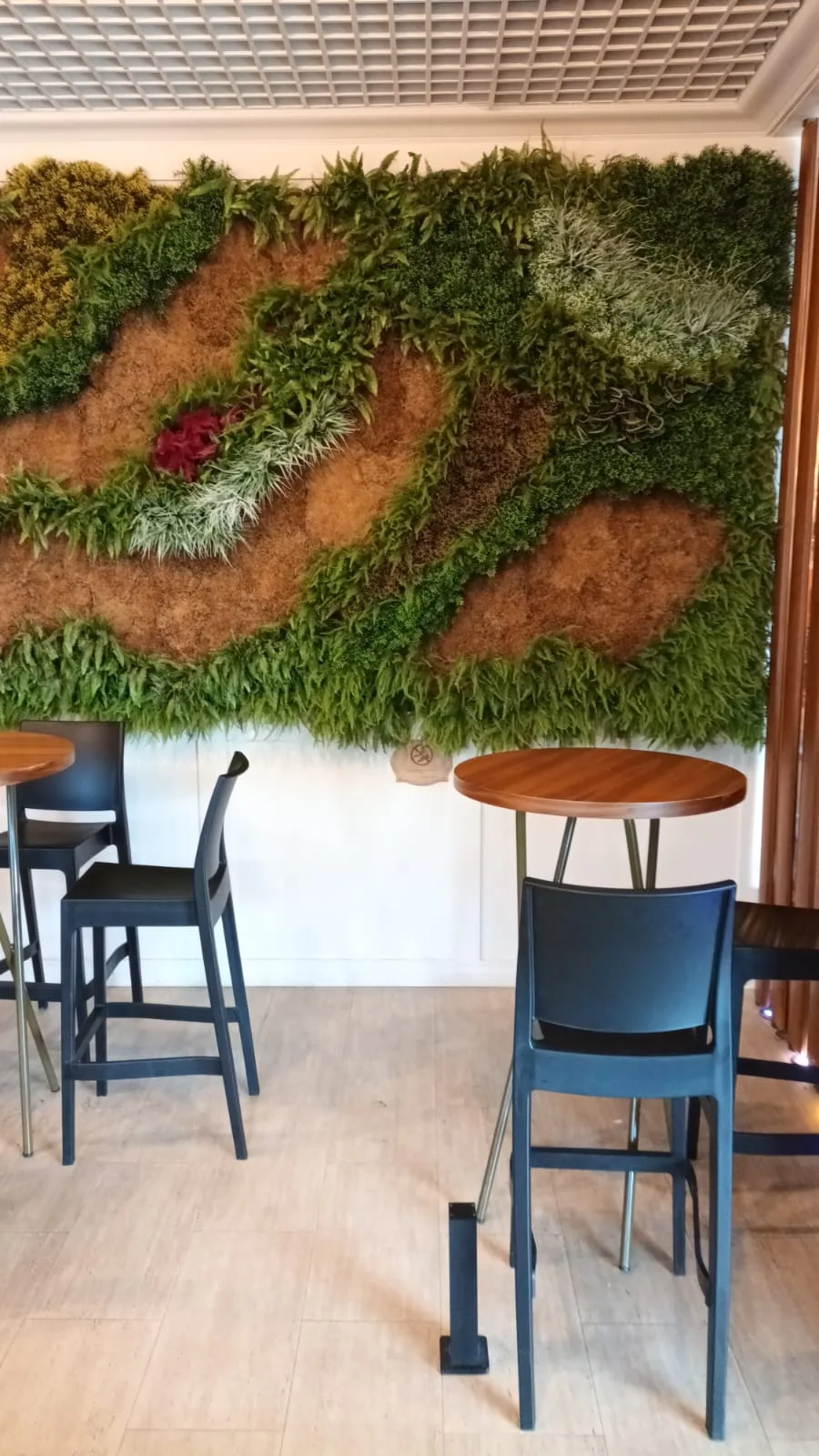 Wand mit künstlichem Grün im Loungebereich