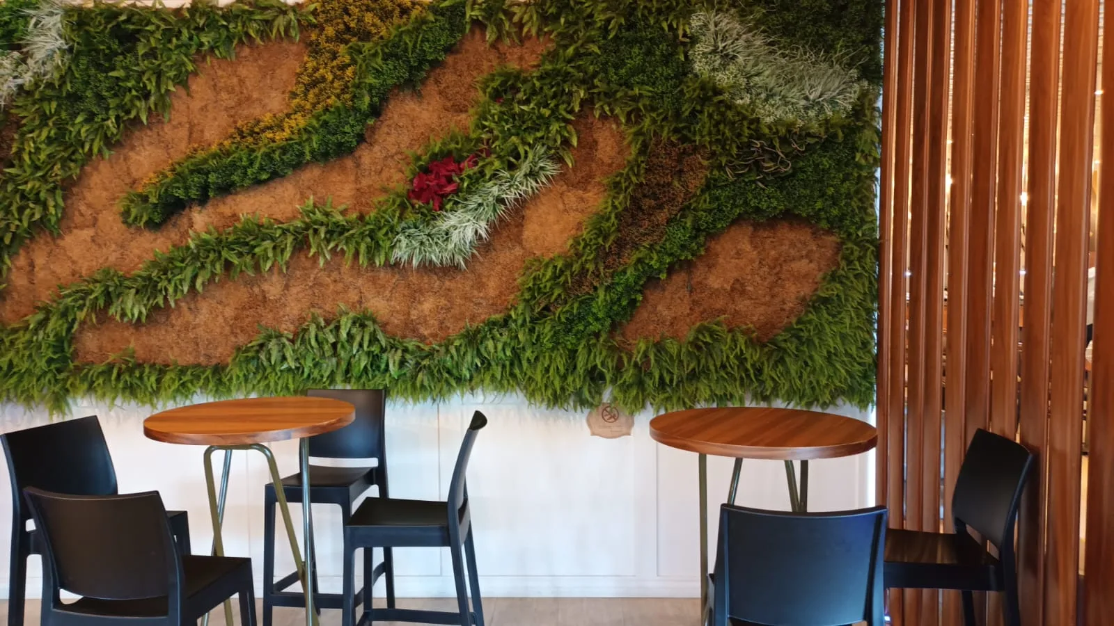 Wand mit grüner Pflanzenwand im Loungesaal
