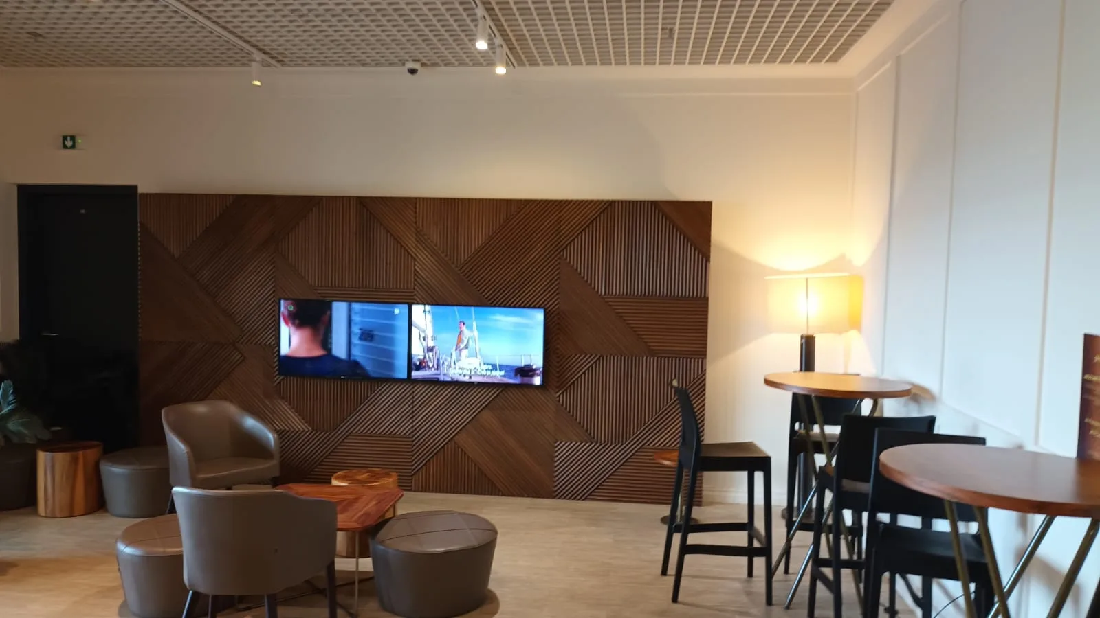 Moderne Lounge mit Holzwand und Fernsehern