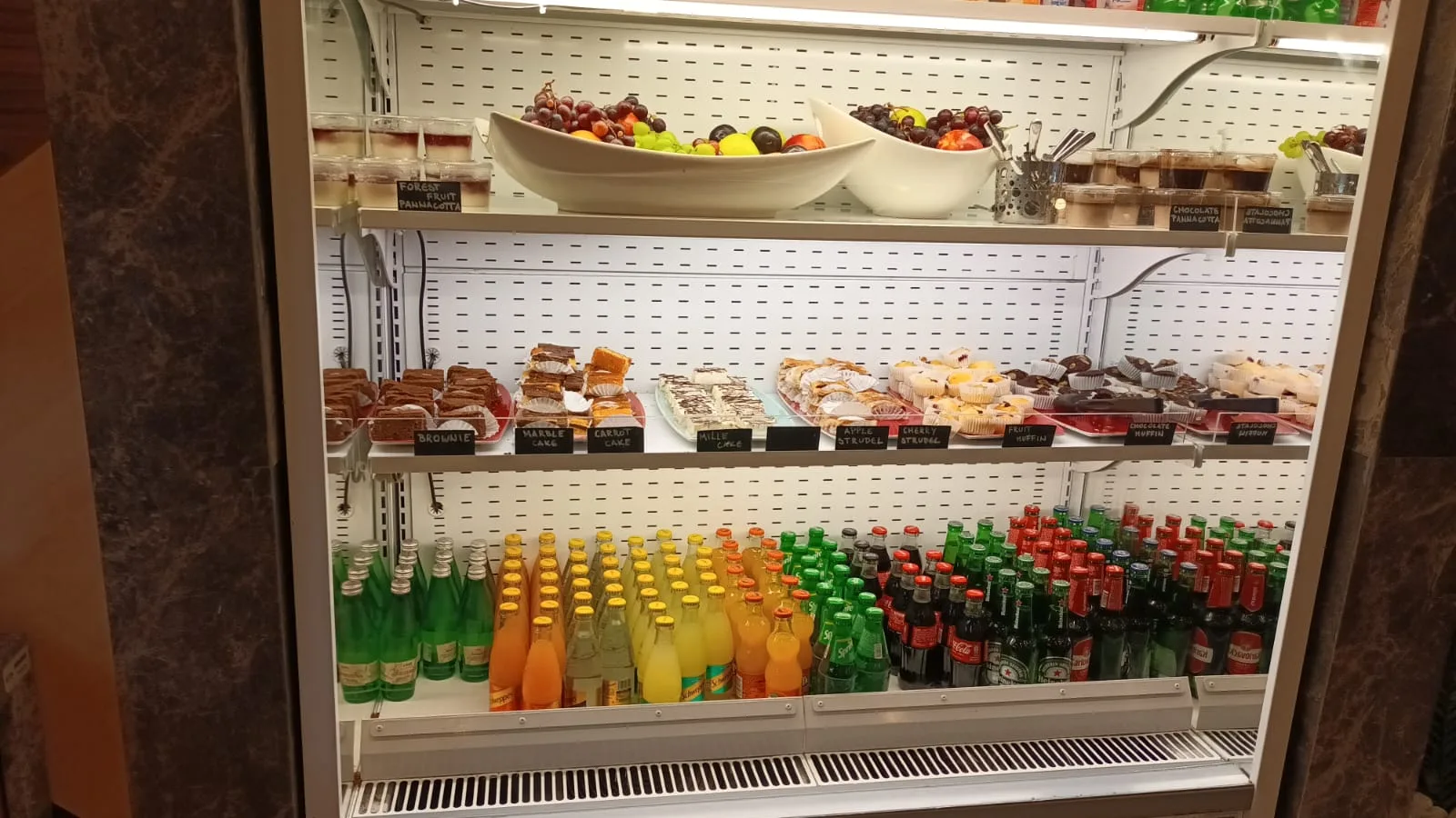 Getränke- und Snackkühlschrank mit Obst, Süßigkeiten und Getränken