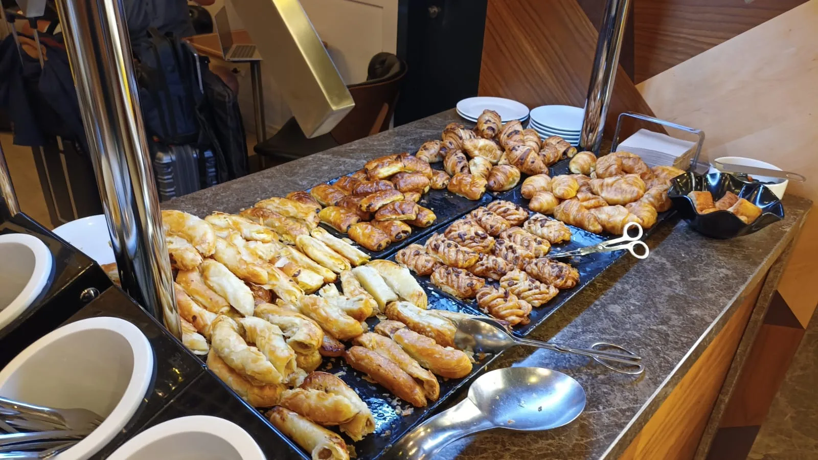 Frühstückspuffen auf Schalen im Lounge-Bereich