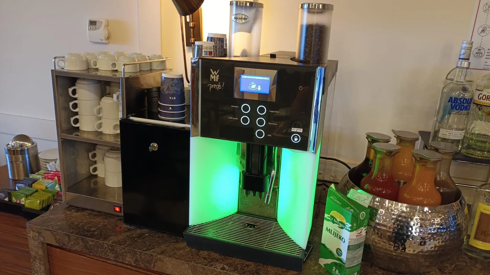 Automatische Kaffeemaschine mit grünem Licht im Primeclass Lounge