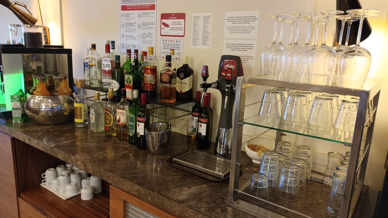 Bar mit verschiedenen Flaschen und Gläsern