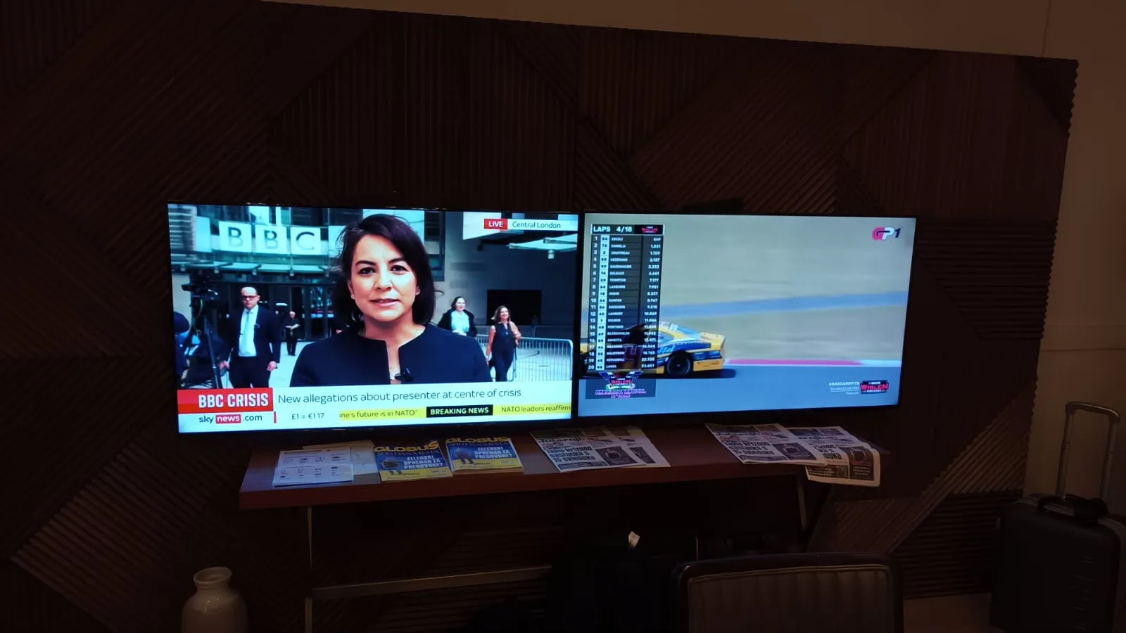Flachbildfernseher mit Nachrichten und Rennsport aufgeteilt