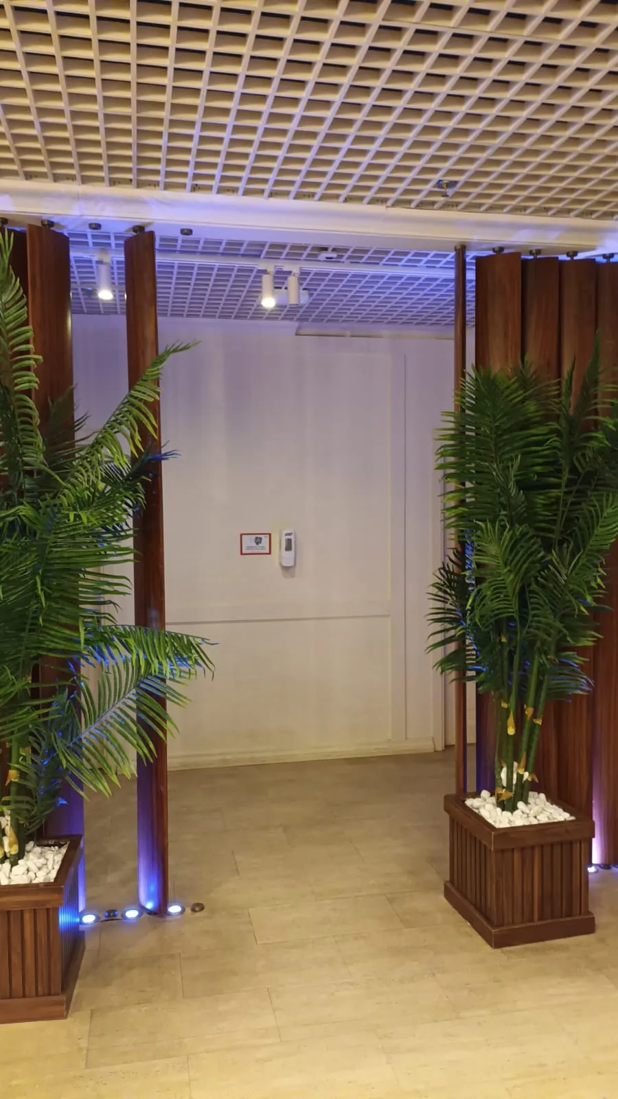 Lounge mit Pflanzen und Holzvorhängen