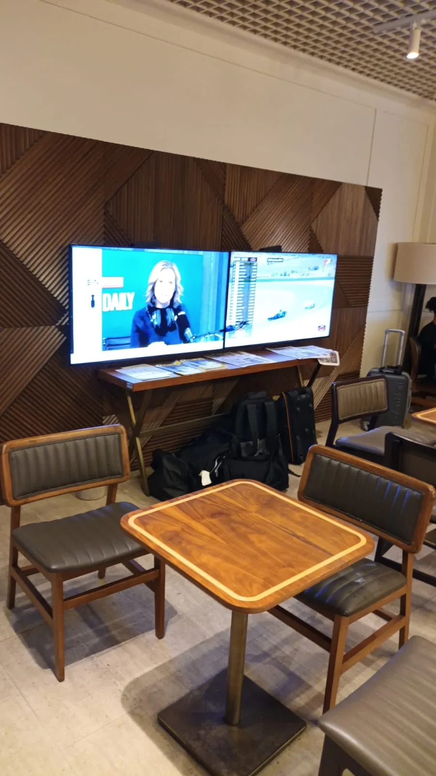 Lounge mit Sitzmöbeln und Fernseher