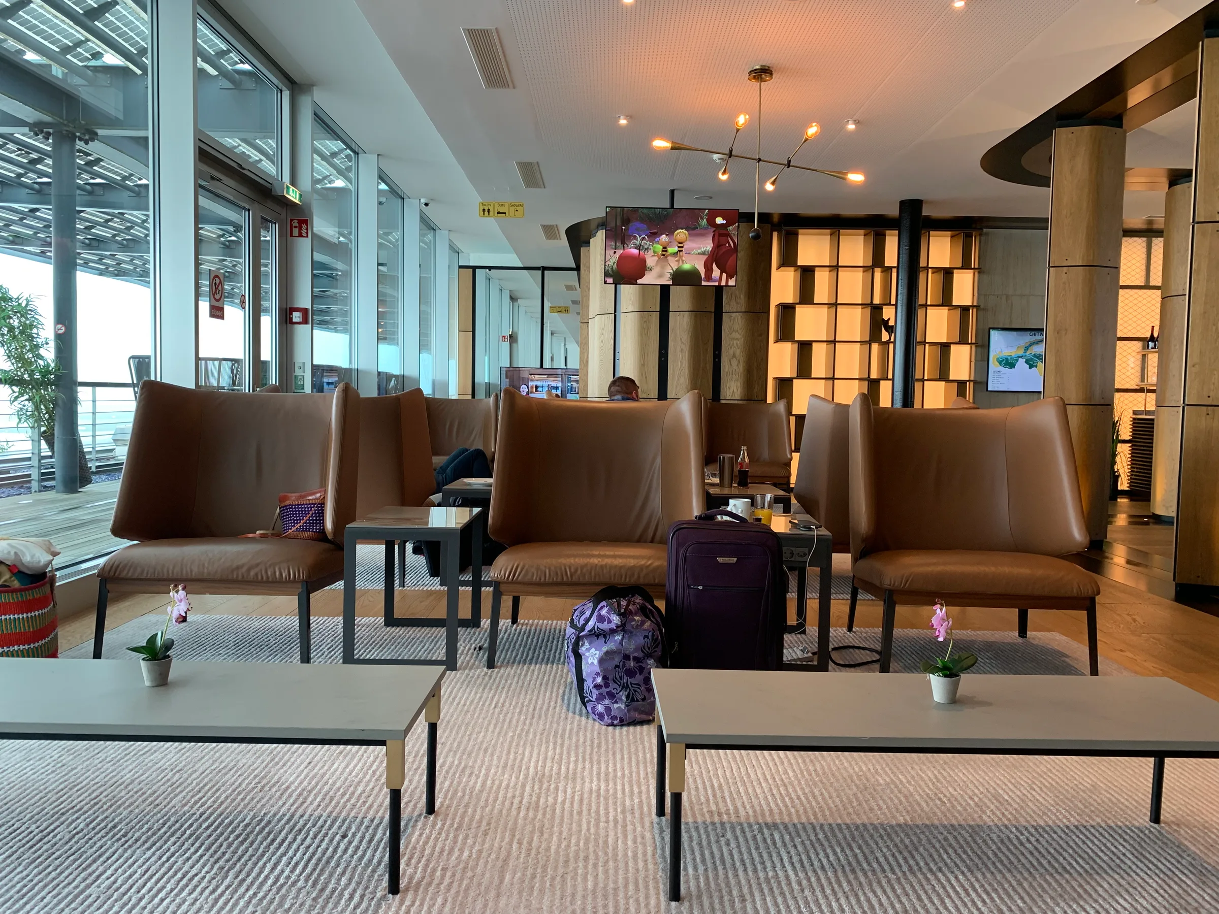Lounge mit Sesseln und Couchtischen im Flughafen