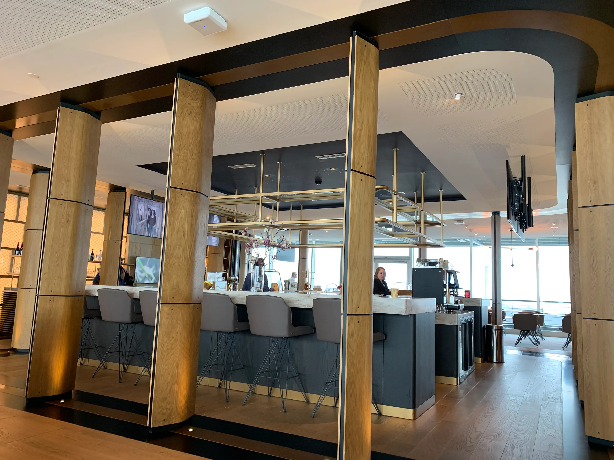 Lounge mit Bar und Sitzgelegenheiten im Flughafen