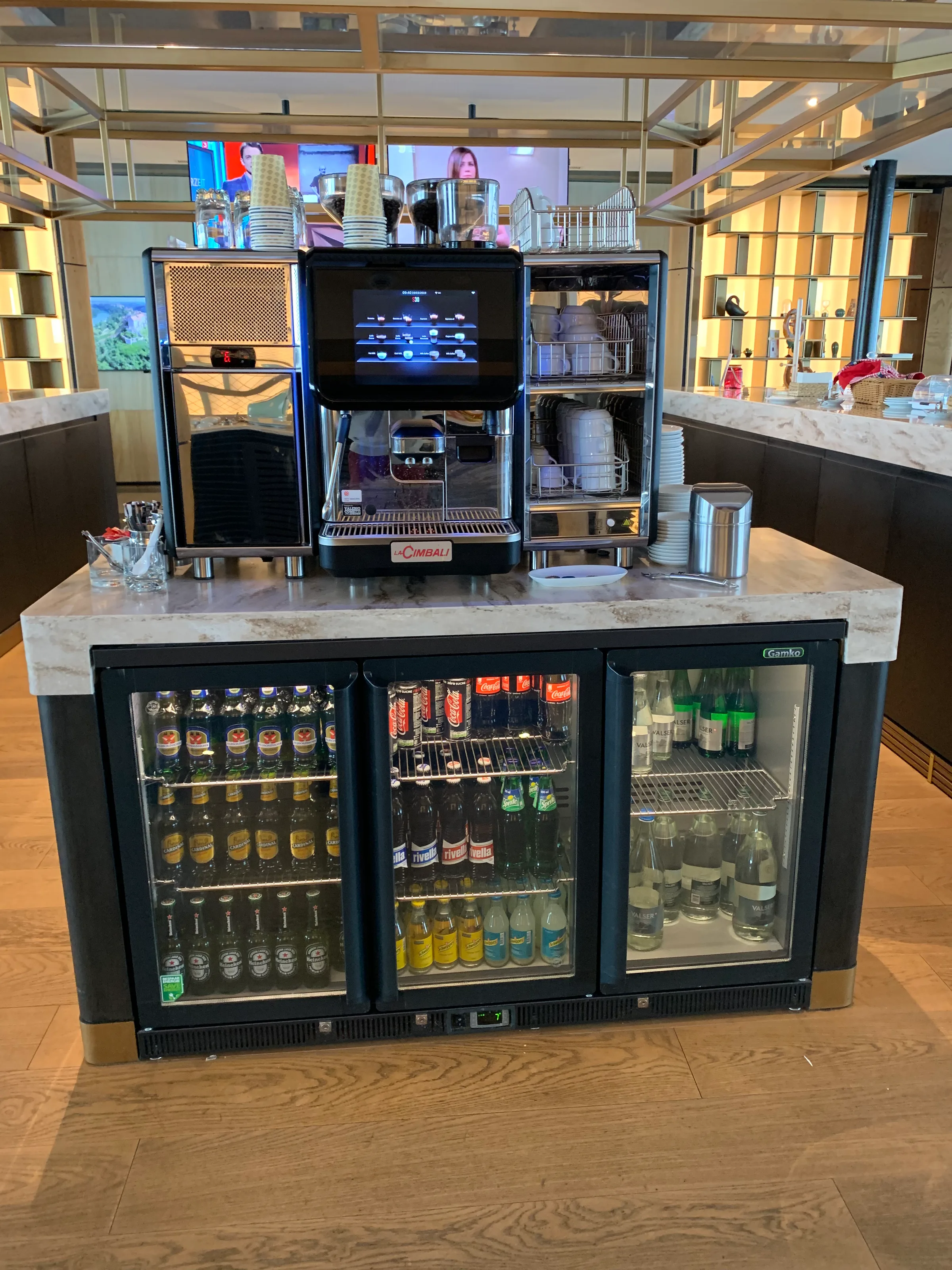Kaffeeautomat und Getränkekühlschrank im Loungebereich