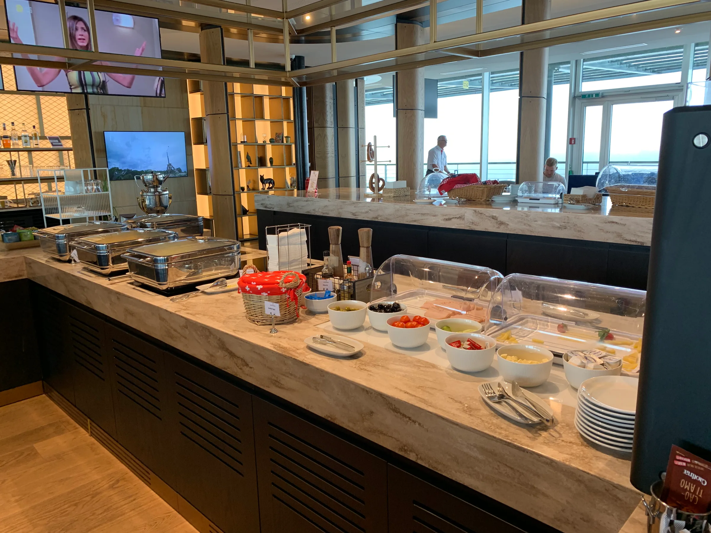 Buffet mit verschiedenen Speisen und Getränken im Loungebereich