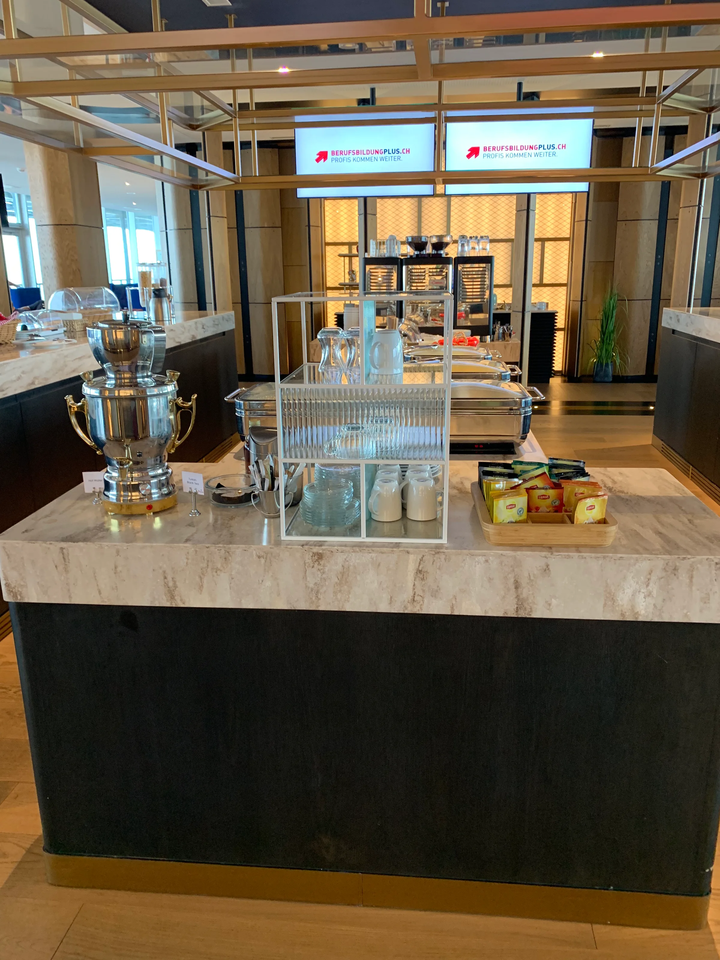 Buffet mit Tee und Kaffee im Primeclass Lounge Zürich