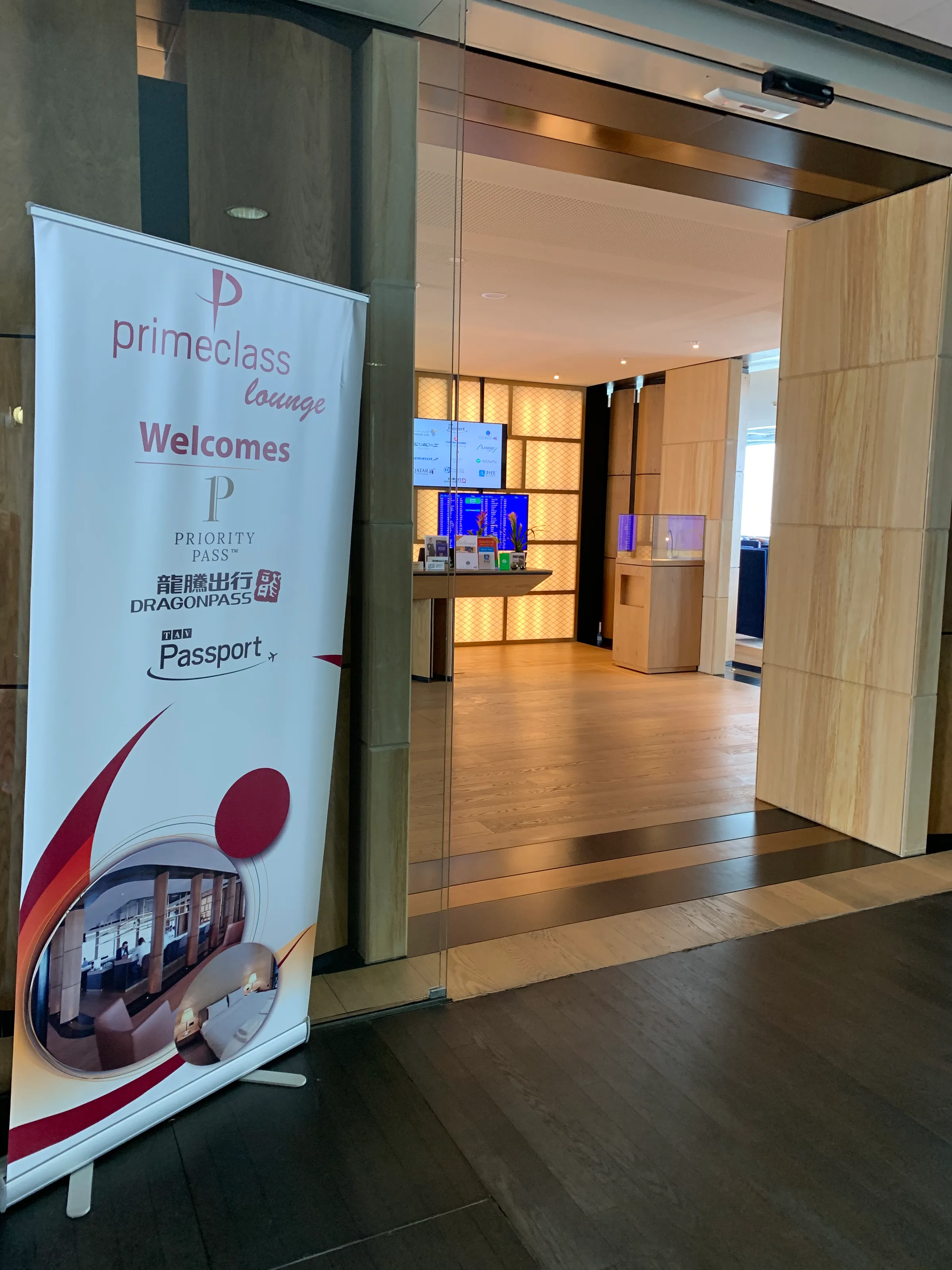 Eingang zum Primeclass Lounge mit Werbetafel