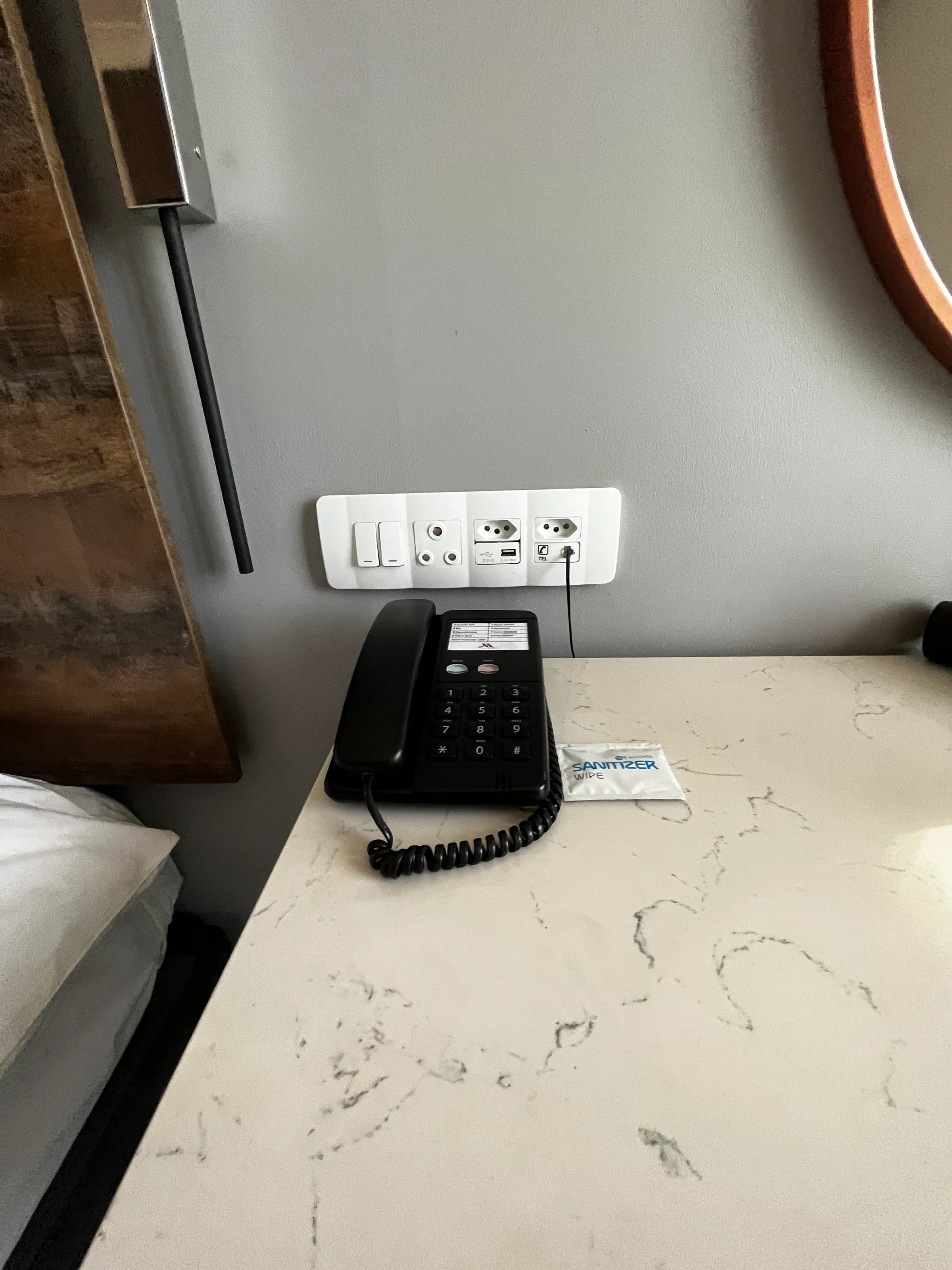 Hotelzimmer mit Telefon und Steckdosenplatte