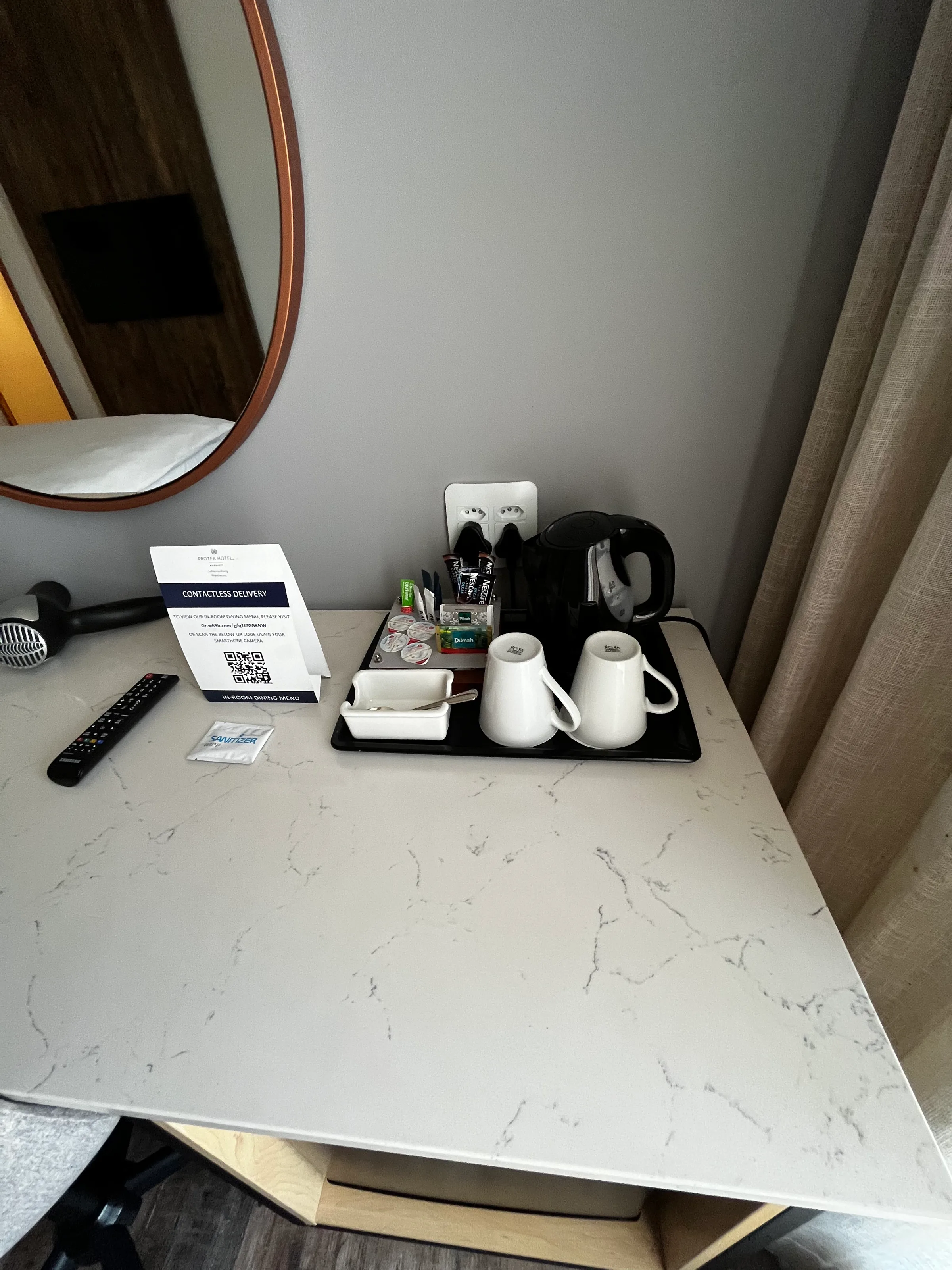 Hotelzimmer mit Kaffeemaschine und Getränke im Regal