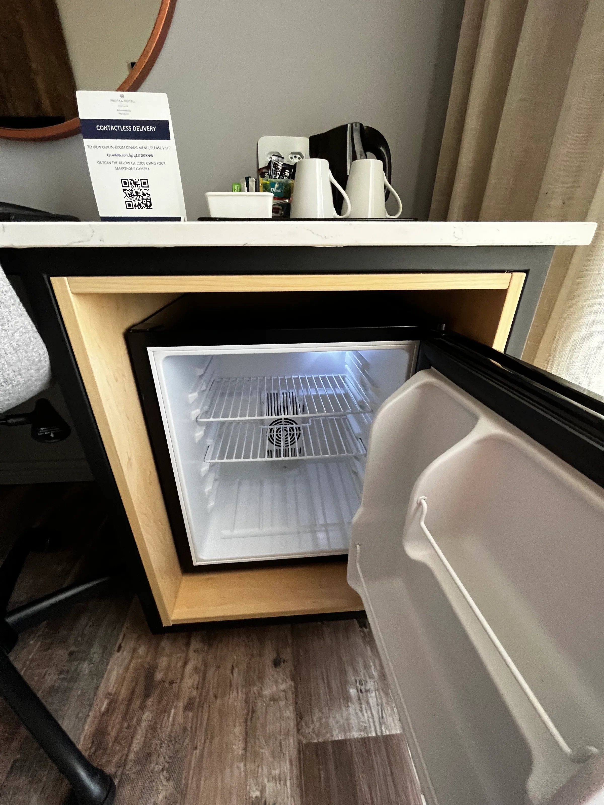 Hotelkühlschrank mit offener Tür und leerem Regal