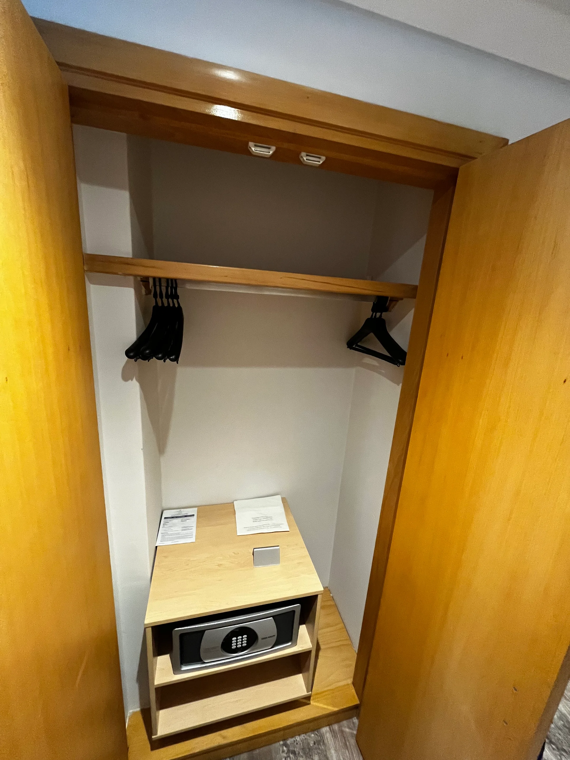 Hotelgarderobe mit Kleiderbügeln und Schließfach