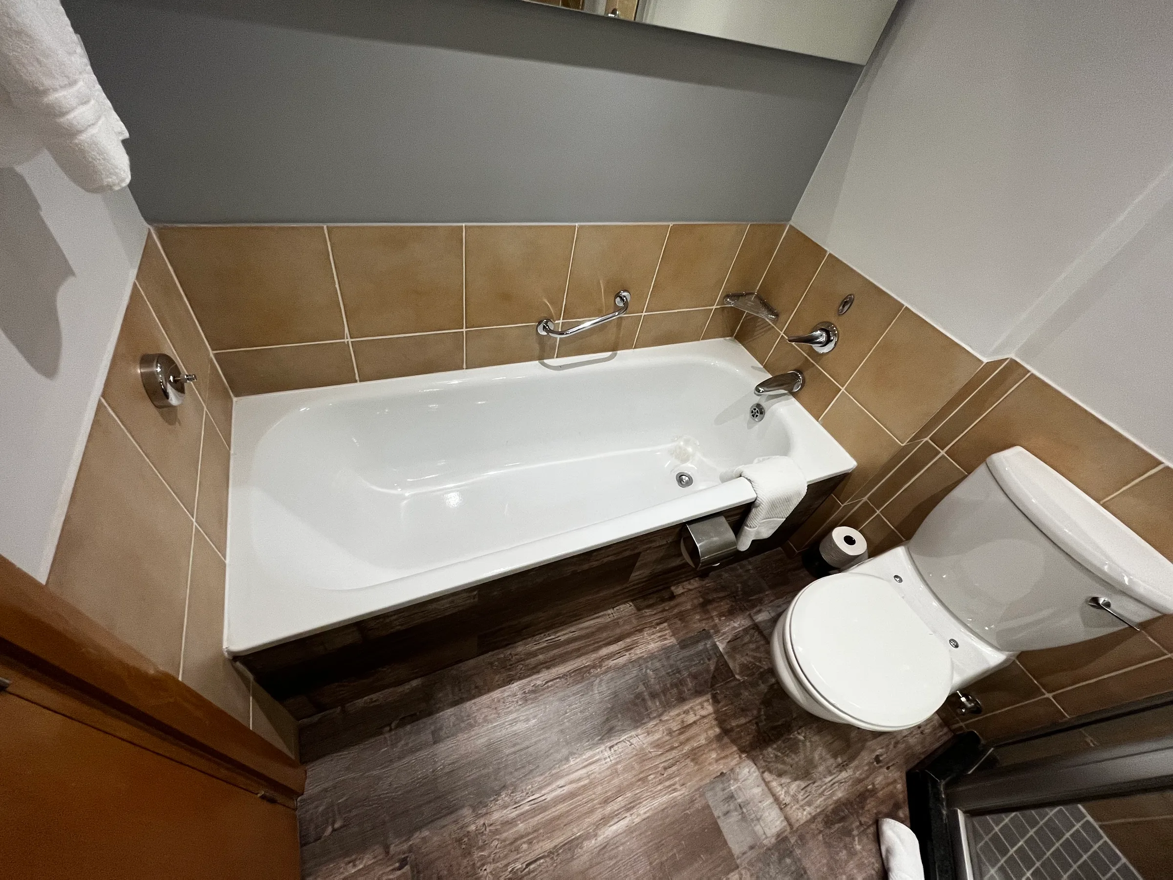 Hotelbad mit Badewanne und Toilette