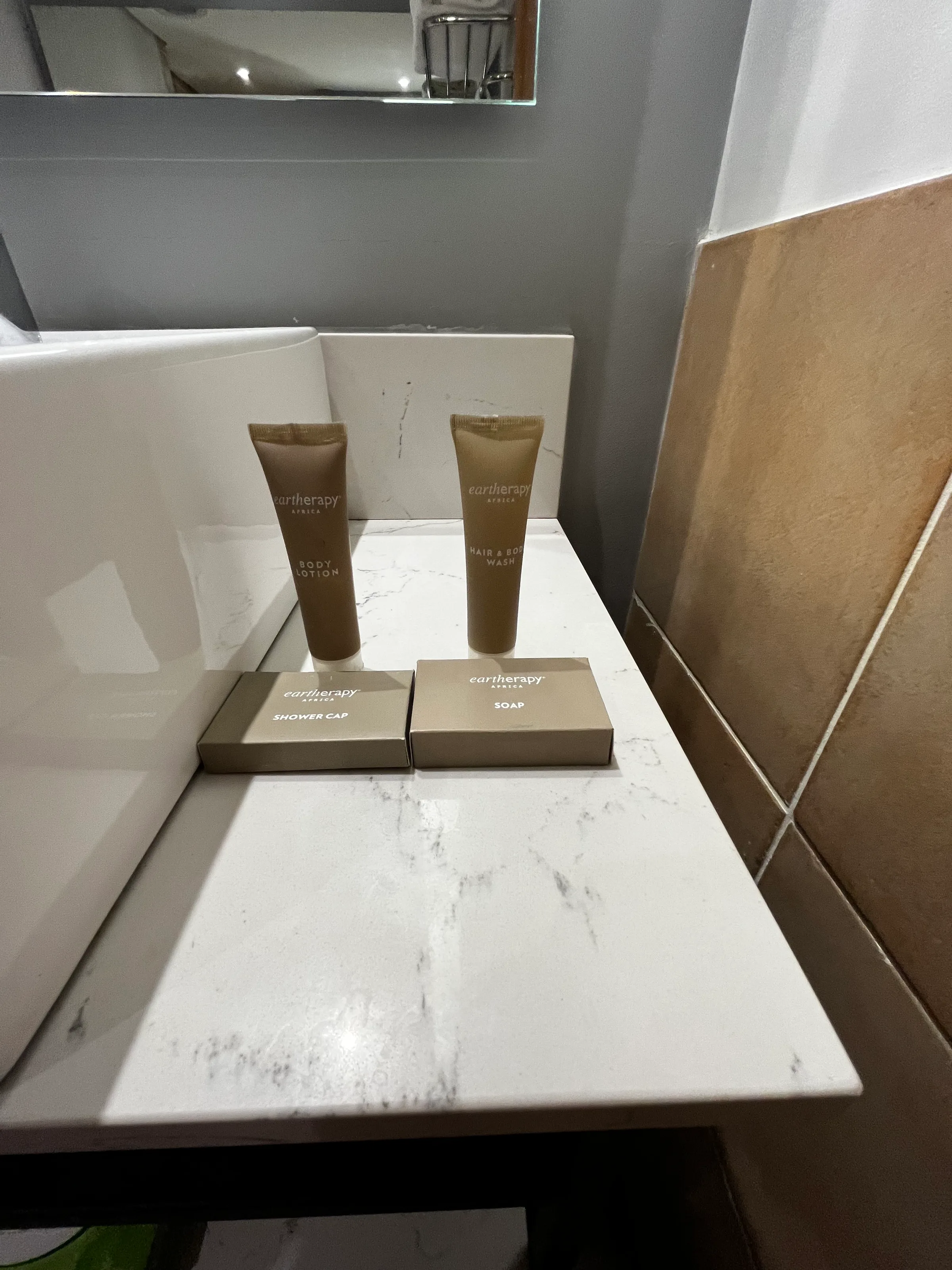Hotelzimmerecke mit Kosmetikartikeln auf Marmorplatte