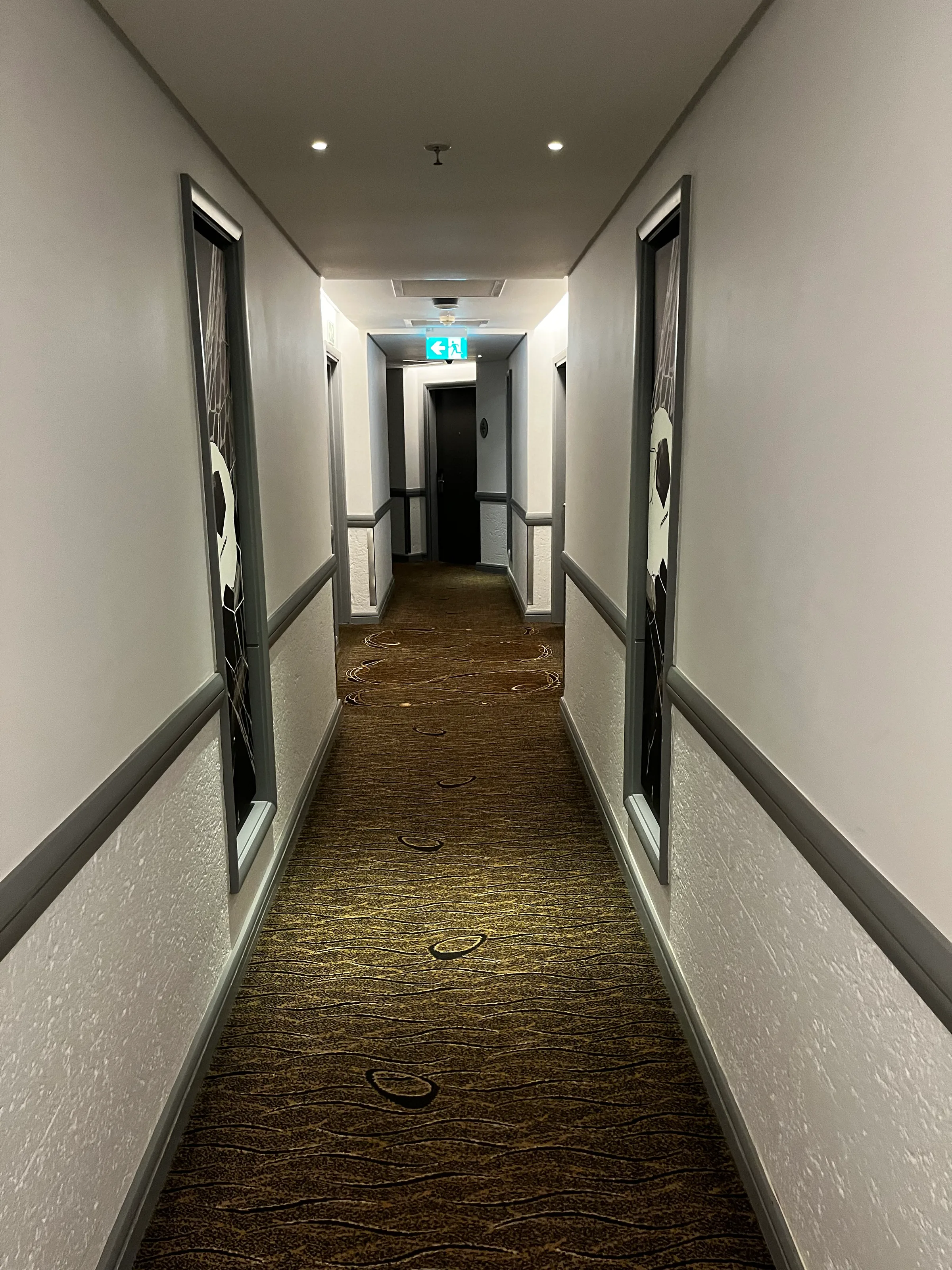 Hotelkorridor mit Spiegeln entlang der Wände
