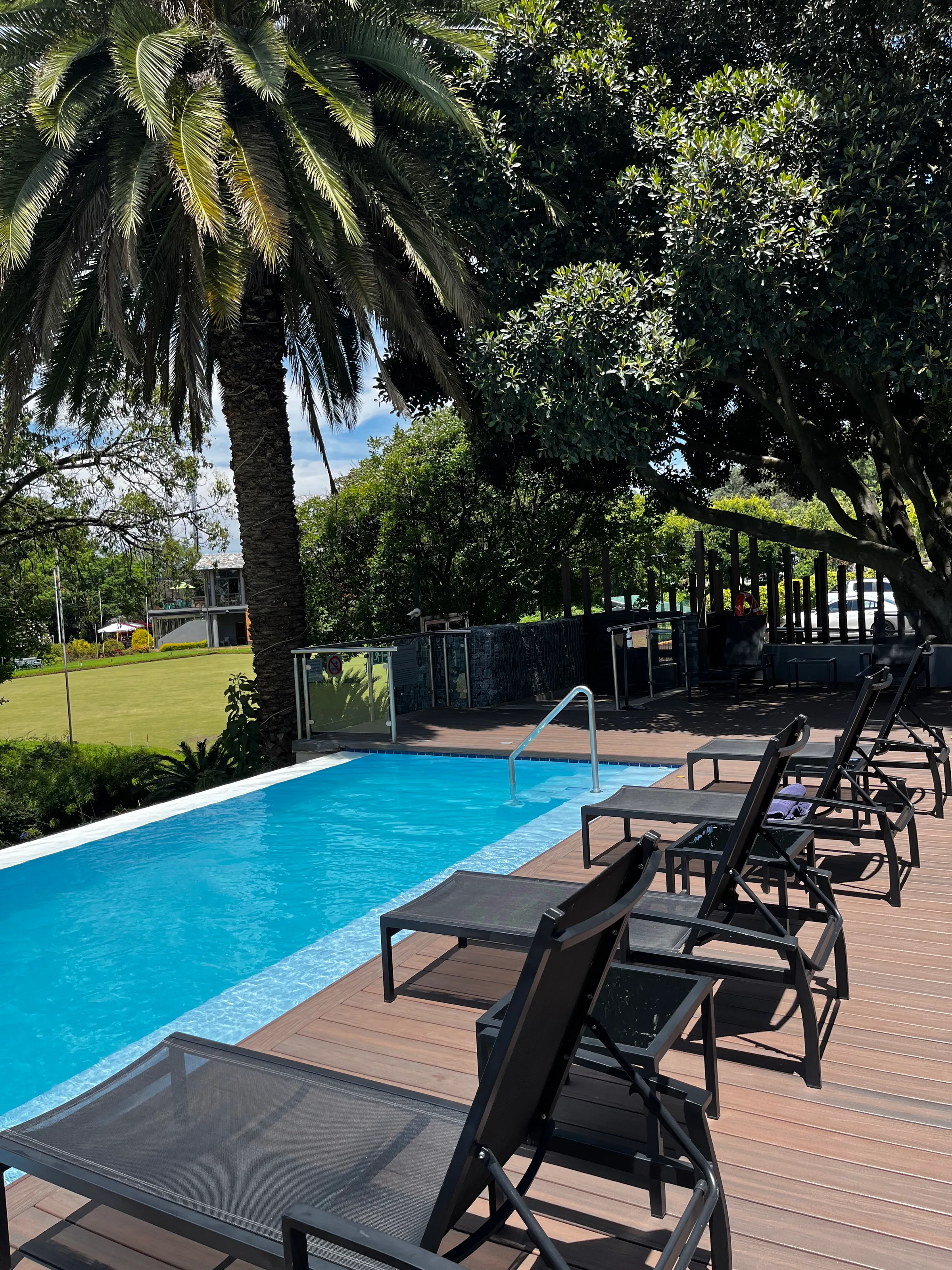 Außenbereich mit Pool und Liegestühlen