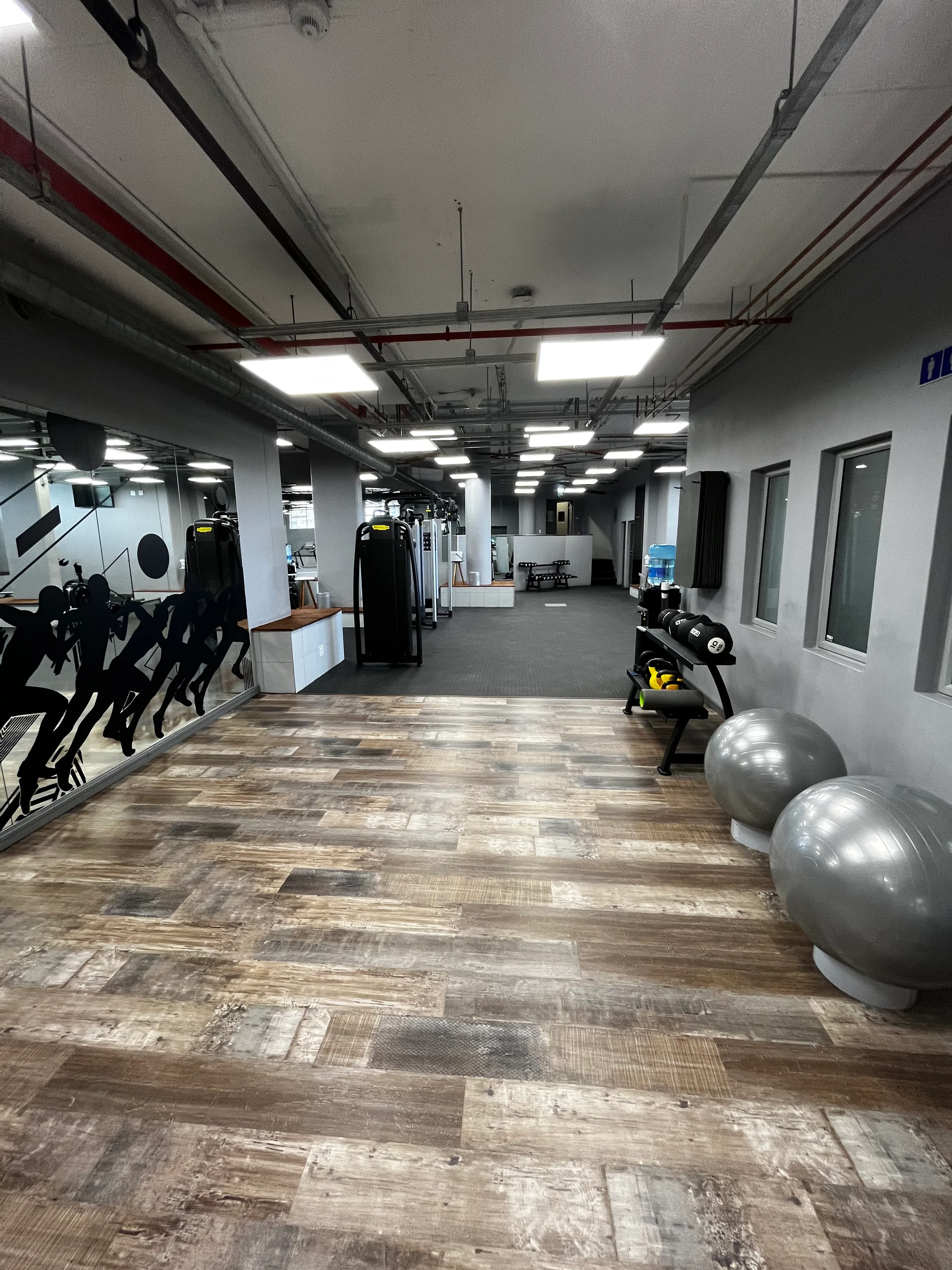 Fitnessraum mit Holzboden und Trainingsgeräten