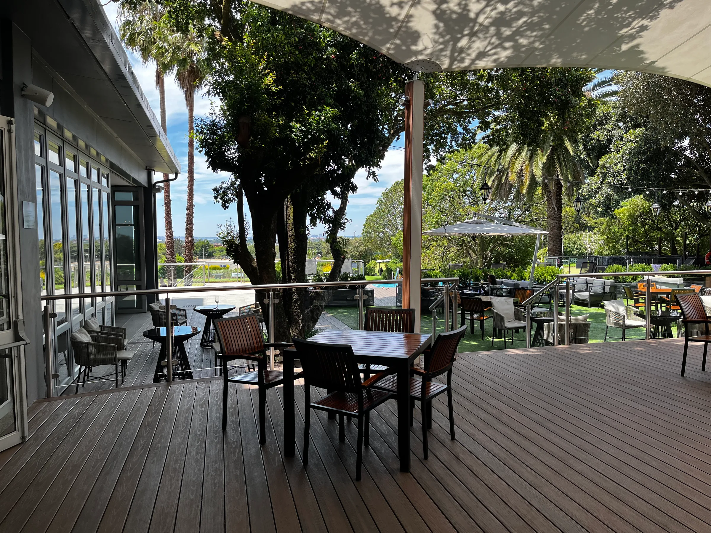 Terrasse mit Holzboden und Sitzmöbeln im Freien