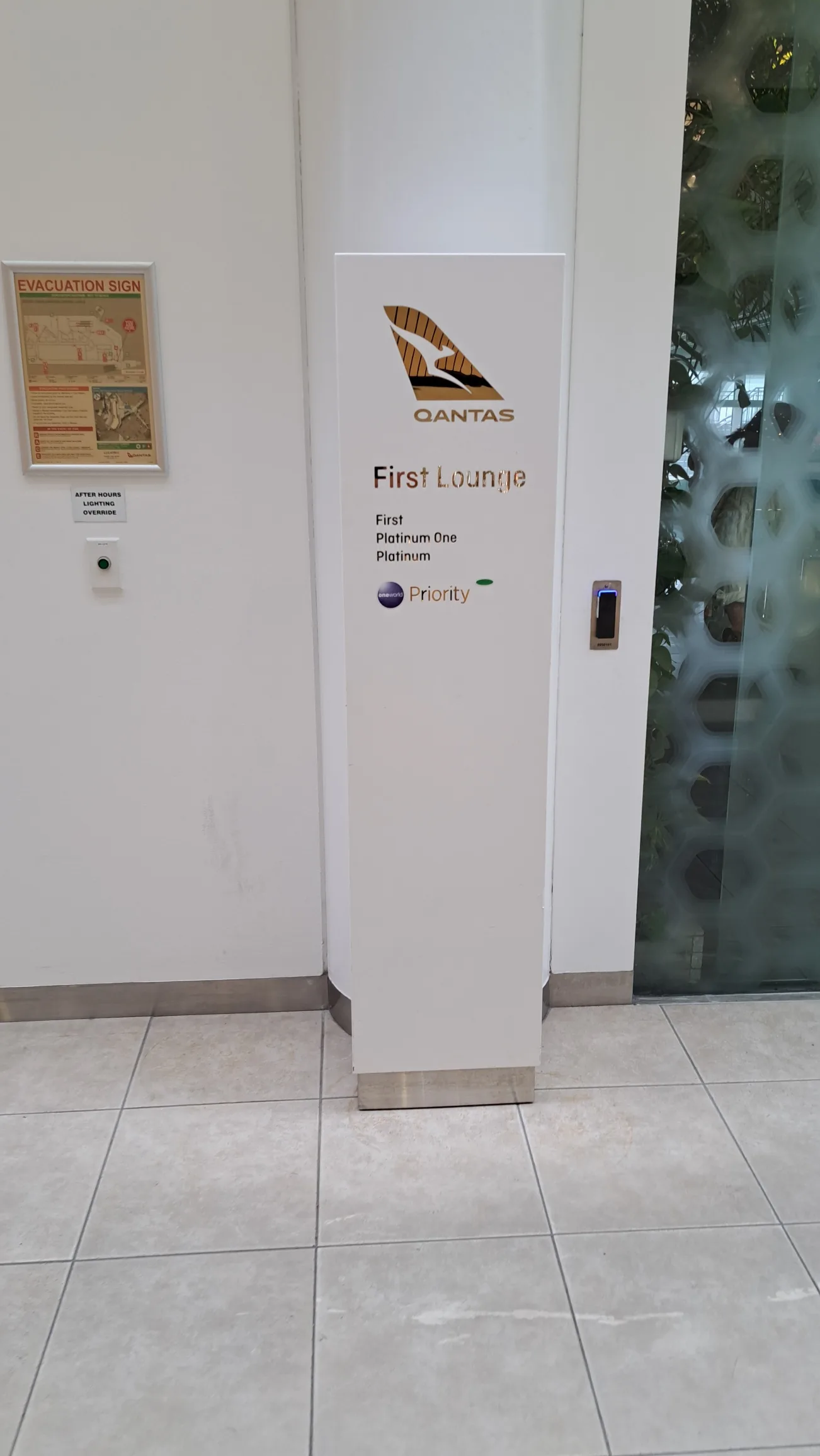 Qantas First Lounge Schild mit Logo und Eingangsschild