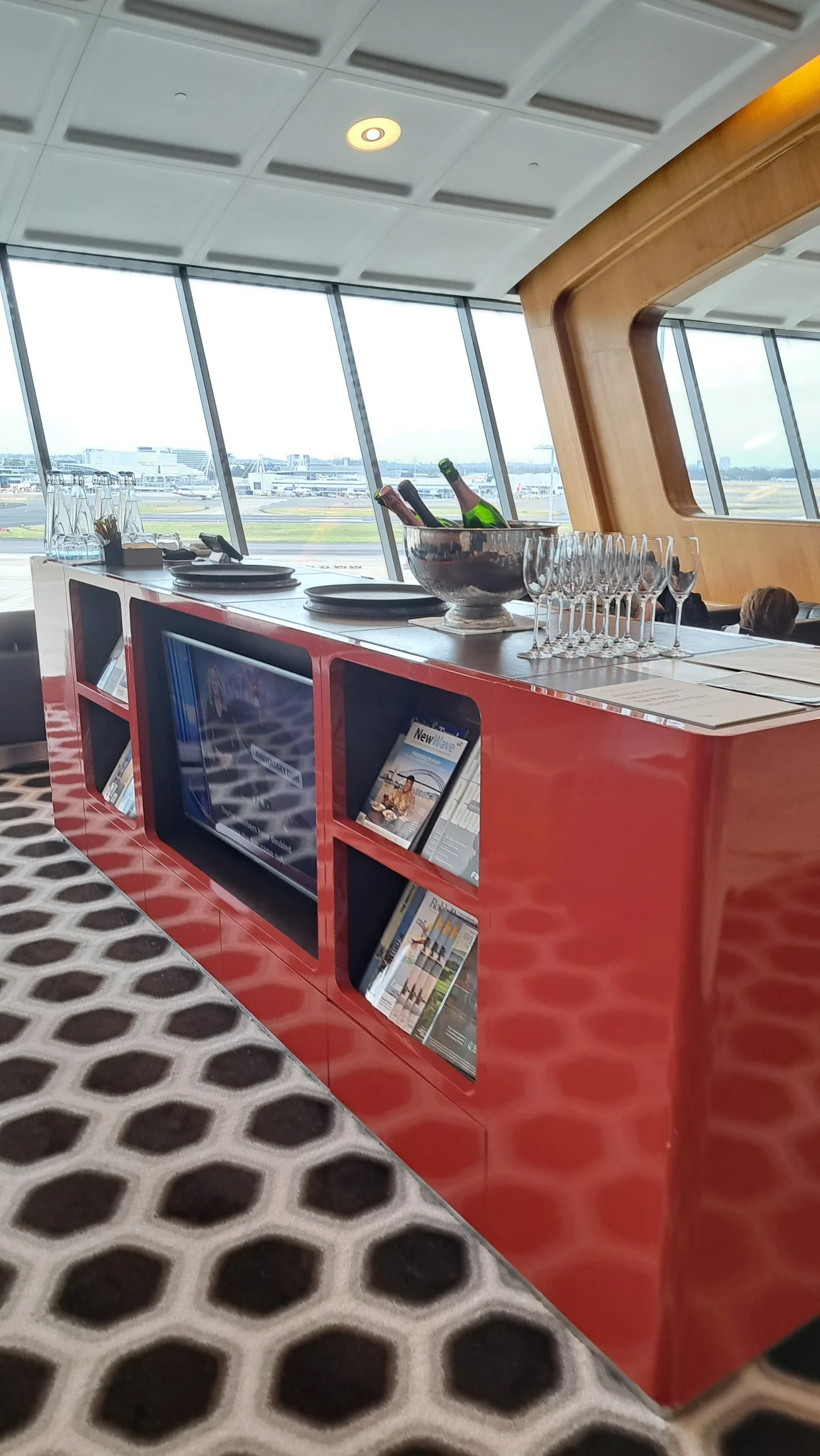 Loungebar mit Flaschenkühler und Zeitungen