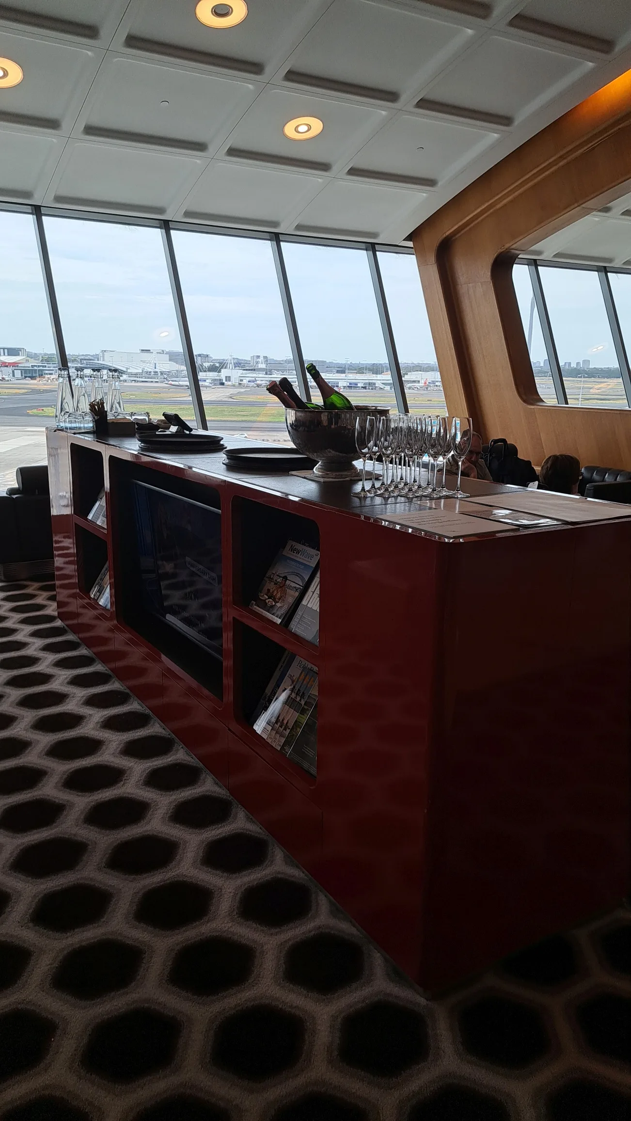 Bar im Qantas First Lounge mit Blick auf den Flughafen